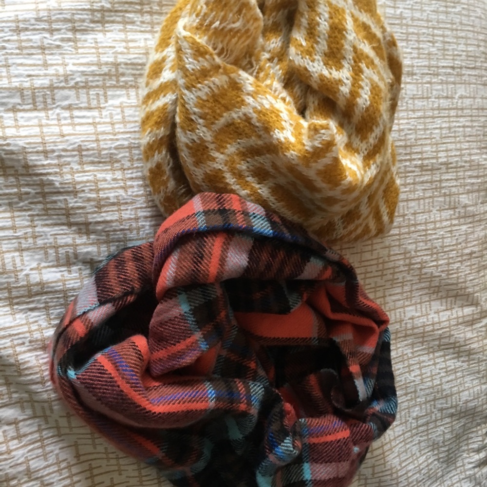 Set of two infinity scarves